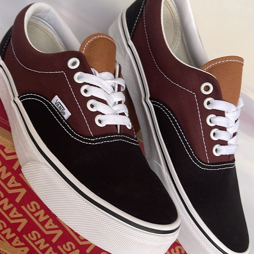 Vans Men’s Era Color Block Black/Brown
VN0005UEYS8
Sneakers - Picture 9 of 16